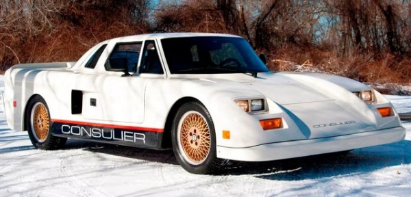 Американският суперавтомобил Mosler Consulier GTP е произвеждан от 1985 до 1996 г. Не само е невъзможно да се гледа кола с каросерия от въглеродни влакна и кевлар без сълзи, но и на купувачите е предложен с 4-цилиндров Chrysler 2.2 със 177&ndash;192 к.с.

Радващо е, че Consulier GTP тежи само 998 кг, което не лишава колата от динамика. И оборудването не разочарова - спортни седалки Recaro с кожена тапицерия, климатик, люк, аудиосистема Alpine, круиз контрол и аксесоари с пълна мощност. Според фен клуба на модела са направени 83 двувратки, 8 с каросерия тарга, 53 купета и два роудстъра. Останалите са състезателни версии.